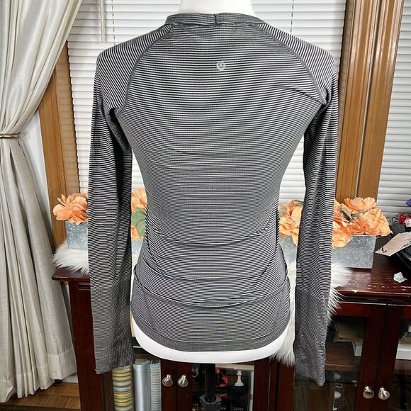 Lululemon Run: Swiftly Tech Long Sleeve Scoop
Hyper Stripe Black Size 4 - Picture 6 of 10